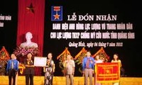Wapres Vietnam Ibu Nguyen Thi Doan memberikan gelar Pahlawan Angkatan Bersenjata Rakyat kepada pasukan pemuda pembidas provinsi Quang Binh