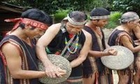 Tim kesenian folklor rakyat etnis Kho Mu