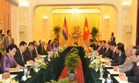 Ketua MN Vietnam Nguyen Sinh Hung menerima Ketua Parlemen Kamboja Heng Samrin