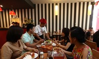 Kuliner internasional dengan warga Hanoi