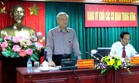 Sekjen Nguyen Phu Trong melakukan temu kerja dengan Komisi Partai Vietnam semua kantor di pusat