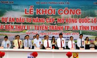 Ketua MN Vietnam Nguyen Sinh Hung menggunting pita pengoperasian jembatan Ben Thuy 2