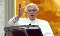 Paus Benediktus XVI mengimbau dialog dan kerujukan demi perdamaian di Timur Tengah