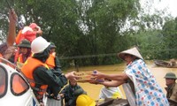 Membantu rakyat yang menderita kerugian akibat banjir dan taufan di Vietnam Tengah