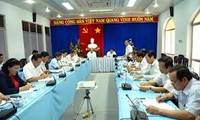 Organisasi-organisasi Partai Komunis Kantor-kantor di pusat mengadakan acara oto-kritik dan kritik sesuai dengan Resolusi Sidang Pleno ke-4