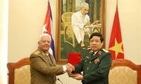 Menhan Vietnam Phung Quang Thanh menerima Deputi Menteri Angkatan Bersenjata Revolusioner Kuba, Joaquin Quintas Sola