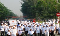 Kementerian Kesehatan Vietnam mencanangkan program gerak jalan dengan tema “Demi satu jantung yang sehat”