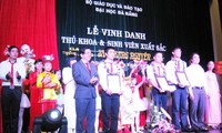 Universitas Da Nang memuliakan bintang pelajar dan mahasiswa yang terkemuka 2012