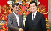 Presiden Truong Tan Sang melakukan pembicaraan dengan Presiden Iran Mahmoud Ahmadinejad