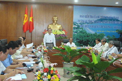 Rombongan kerja Polit Biro KS PKV memeriksa pelaksanaan Resolusi Sidang Pleno ke-6 KS PKV angkatan ke-10 di provinsi Ba Ria, Vung Tau