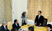 PM Vietnam Nguyen Tan Dung melakukan kontak dengan pemilih di kota Hai Phong