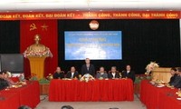 Ketua Pengurus Besar Front Tanah Air Vietnam Huynh Dam melakukan pertemuan dengan utusan agama Kristiani provinsi Thai Binh