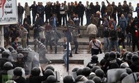 Para demonstran Mesir menyerang pasukan keamanan