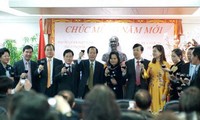Komunitas orang Vietnam di banyak negara melakukan pertemuan pada awal musim Semi