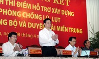 Perdana Menteri Nguyen Tan Dung memberikan bimbingan untuk memikirkan masalah  perumahan anti banjir  untuk kepala keluarga miskin