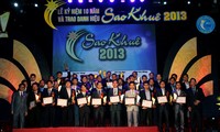 Pemberian penghargaan Sao Khue 2013