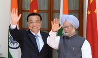 Di belakang jabatan tangan antara dua raksasa Asia