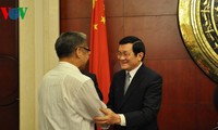 Presiden Truong Tan Sang menemui perorangan dan cendekiawan Tiongkok