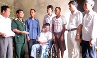 Kantor Berita Vietnam memberikan bingkisan kepada korban agen oranye di provinsi Ninh Thuan
