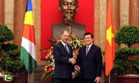Presiden Truong Tan Sang melakukan pembicaraan dengan Presiden Seychelles, James Alix Michel