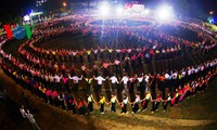 Pertunjukan Mega Tarian Xoe kuno menetapkan rekor paling besar di Vietnam