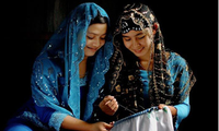 Busana dan baju panjang wanita etnis minoritas Cham