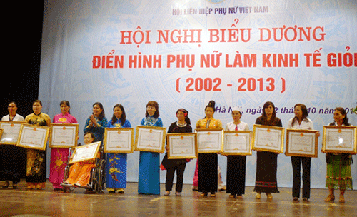 Kaum wanita memberikan sumbangan kepada suksesnya usaha pengentasan dari kelaparan dan kemiskinan di Vietnam