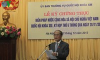 Ketua MN Vietnam Nguyen Sinh Hung menanda-tanganani UUD
