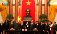 Presiden Vietnam Truong Tan Sang menanda-tangani perintah mengumumkan UUD