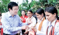 Presiden Truong Tan Sang mengunjungi dan memberikan bingkisan kepada rakyat provinsi Quang Nam
