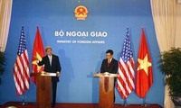 Menlu Vietnam dan Menlu AS melakukan pertemuan dengan pers setelah pembicaraan
