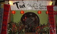 Menikmati teh di warung teh “Thien Son”