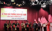 Kira-kira 100 cetakan mencapai penghargaan buku Vietnam 2013