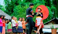 Rakyat etnis minoritas H’Mong di kabupaten Meo Vac membuka pesta musim Semi lebih dini