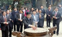 Presiden Truong Tan Sang membakar hio untuk mengenangkan para Raja Hung