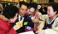 Kira-kira 100 warga Republik Korea datang ke RDR Korea untuk reuni dengan sanak keluarganya