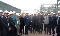 Deputi PM Hoang Trung Hai mengunjungi Pabrik Amon Nitrat
