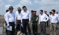 Presiden Truong Tan Sang melakukan survei terhadap tanggul penting di provinsi Tra Vinh dan Soc Trang