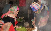 Rakyat etnis minoritas Mong di dukuh Na Tau dengan adat istiadat menumbuk kue Day