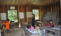 Cerita tentang usaha belajar dari etnis minoritas Mong di kecamatan Hua Nhan, provinsi Son La