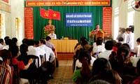 Kepala Departemen Penggerakan Massa Rakyat KS PKV, Ha Thi Khiet melakukan kontak dengan pemilih provinsi Ha Giang