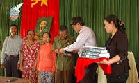 VOV memberikan bingkisan kepada para keluarga-keluarga yang mendapat kebijakan prioritas di provinsi Ca Mau