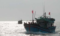 Kaum nelayan di Vietnam Tengah berangkat melakukan penangkapan ikan