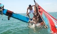 Siap mengangkat kapal ikan yang ditabrak tenggelam oleh kapal Tiongkok
