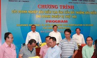 Memberikan uang muka sebanyak VND 100 miliar ganti rugi asuransi kepada badan-badan usaha di provinsi Binh Duong
