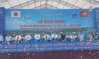 PM Nguyen Tan Dung menghadiri acara pencangkulan pertama pembangunan proyek jalan tol Ben Luc – Long Thanh