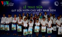 Vinamilk memberikan susu kepada anak-anak di provinsi Quang Tri