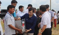 Pemberian lemari obat-obatan untuk para nelayan provinsi Ha Tinh