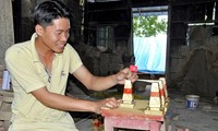 Membuat miniatur tonggak kedaulatan Truong Sa dari kecintaan terhadap Tanah Air
