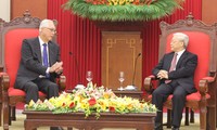 Para pemimpin Partai dan Pemerintah Vietnam menerima Mantan PM Singapura, Goh Chok Tong